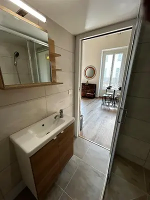 a bathroom with a sink and a mirror at Cosy Studio Climatisé en plein cœur de Nice in Nice
