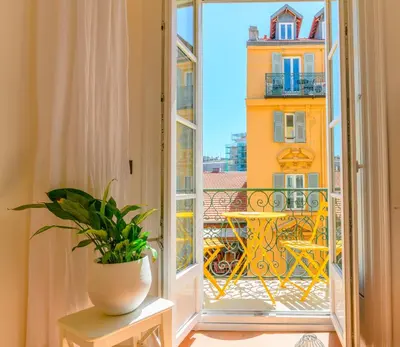a room with a window and a vase with a plant at Hyper Centre, balcon, 5min de la plage, AC in Nice