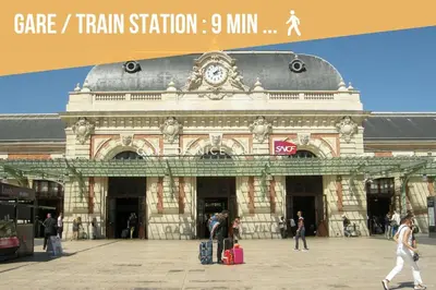 a large building with people walking in front of it at Studio T1 Centre - Idéal couple & amis - Confort - WIFI - Calme - Climatisation - Coin Terrasse in Nice