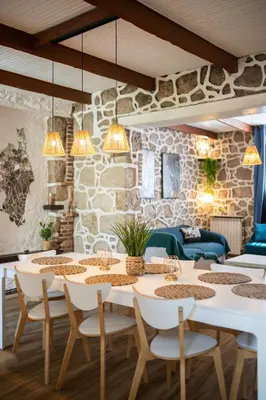 a dining room with a table and chairs at Maison de ville familiale, 5 chambres, terrasse, à 20 minutes du centre ville in Nice