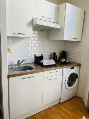 a kitchen with a sink and a washing machine at Charmant studio en plein coeur de Nice in Nice