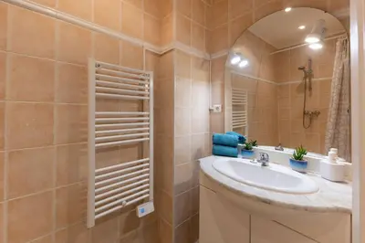 a bathroom with a sink and a mirror at Joli cocon à 3 min à pied de la mer in Nice