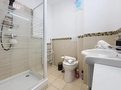a bathroom with a shower and a toilet and a sink at Nice Carlone Appart 6 pers, Clim, proche mer, transports in Nice