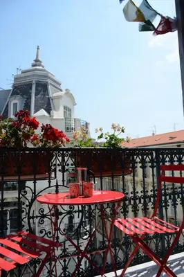 a red table and two chairs on a balcony at Top floor appartement - central in Nice