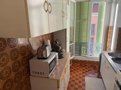 a kitchen with a microwave on top of a counter at Appartement 3 pièces 5 min plage in Beaulieu-sur-Mer