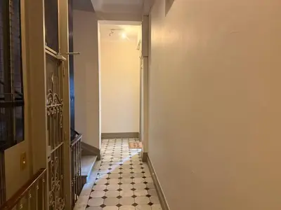 a hallway with a door and a tiled floor at Appartement 3 pièces 5 min plage in Beaulieu-sur-Mer