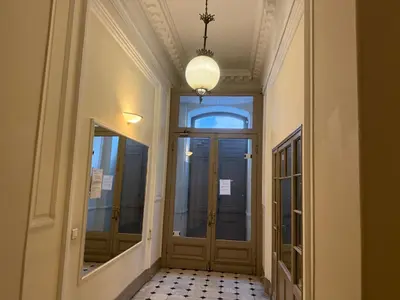 a hallway with a large door in a building at Appartement 3 pièces 5 min plage in Beaulieu-sur-Mer