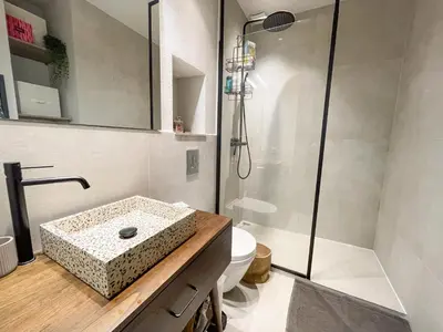 a bathroom with a sink and a shower at Appartement cozy au coeur de Nice in Nice