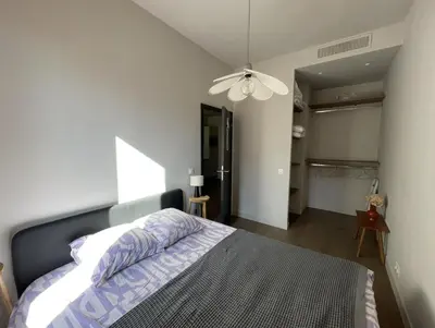 a bedroom with a bed and a ceiling at Appartement cozy au coeur de Nice in Nice