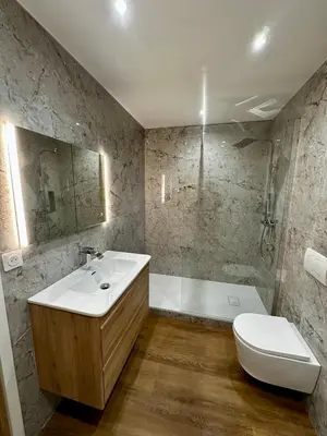 a bathroom with a sink and a toilet and a tub at Superbe appartement 2 pièces avec piscine in Nice