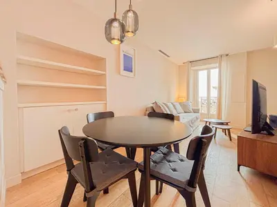 a dining room with a table and chairs at Petit cocon au cœur du Vieux-Nice, Wifi, AC, 2pers in Nice