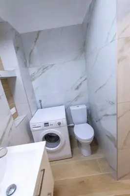 a bathroom with a sink and a shower with a mirror at Charmant studio rue Hérold - Wifi, AC, 2pers in Nice