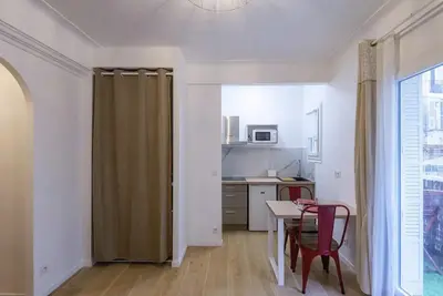a living room with an open door to a dining room at Charmant studio rue Hérold - Wifi, AC, 2pers in Nice