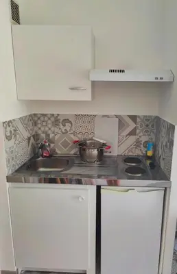 a small kitchen with a sink and a stove at Carré d'Or - Studio lumineux à 5 minutes de la plage in Nice