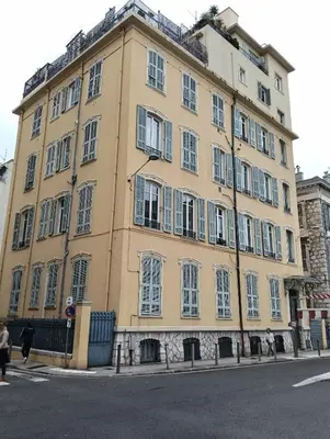 a yellow building on the corner of a street at Studio central Nice in Nice