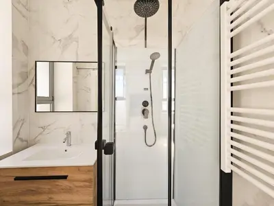 a bathroom with a shower and a sink at Joli studio rénové en centre-ville proche tramway in Nice
