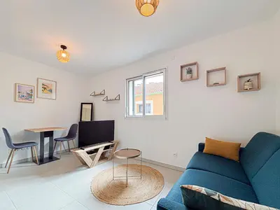 a bathroom with a shower and a toilet at Confort & Élégance - Wifi, 2 pers in Nice