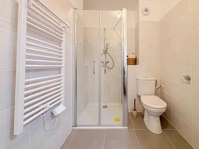a kitchen with a washing machine and a microwave at Confort & Élégance - Wifi, 2 pers in Nice