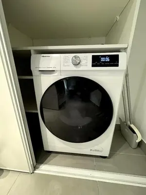 a microwave oven sitting in a corner of a kitchen at Appartement entre Monaco et Nice Calme et tout équipé in Èze