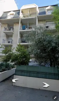 a building with two arrows pointing in different directions at Cœur de Nice in Nice