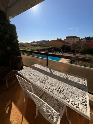 a white bench sitting on top of a balcony at Les Floralies - Beaulieu-sur-Mer in Beaulieu-sur-Mer