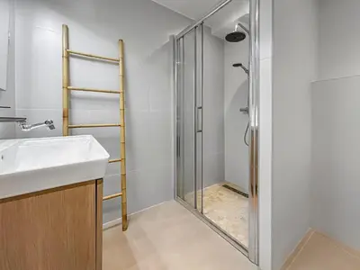 a bathroom with a shower with a sink and a shower at Appartement spacieux & vue imprenable in Saint-Laurent-du-Var