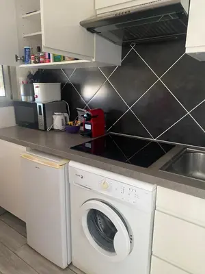 a kitchen with a washing machine and a sink at STUDIO SUPER AQUARAMA Bord de mer in Saint-Laurent-du-Var