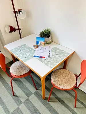 a table with two red chairs and a table with a table at Charmant studio moderne équipé à Nice in Nice