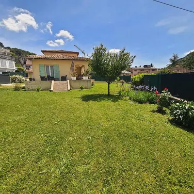 a house with a yard with a lawn sidx sidx sidx sidx at Le flamand in Tourrette-Levens