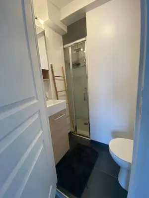 a bathroom with a shower and a toilet at Appartement de 4 chambres proche plage, tram et aeroport in Nice