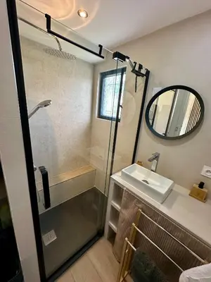 a bathroom with a shower and a sink and a mirror at Appartement Zephyr - à 1 minute de la plage in Cagnes-sur-Mer