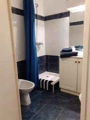 a bathroom with a shower and a toilet and a sink at Studio 200m mer et promenade des anglais in Nice