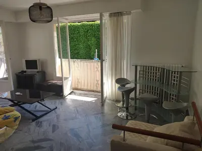 a living room with a couch and a table at 3 pièces 67m2 centre ville très lumineux et calme in Nice