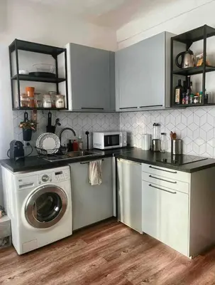 a kitchen with a washing machine and a microwave at Nice centre studio rénové avec emplacement central in Nice