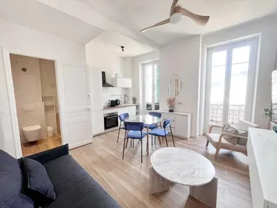 a living room with a couch and a table and chairs at RF113 - 3P Appartement Cosy et Lumineux in Nice