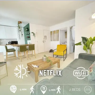 a living room with a bed and a table at RF107 - Moderne 3P Nice Port Place du Pin in Nice