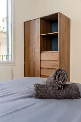 a towel sitting on top of a bed at Nice Magnan, Appartement proches plage et tramway in Nice