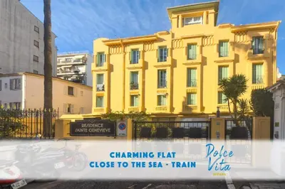 a yellow building with a sign in front of it at Depoilly 3 Pers Centrale WiFi in Nice