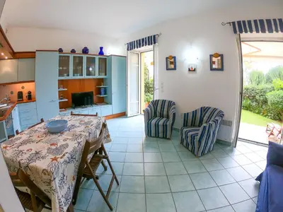 a kitchen and dining room with a table and chairs at Le Marie Jeanne 6 Pers Giardino Vista Mare in Villefranche-sur-Mer