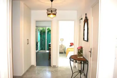 a hallway with a door leading to a bedroom at Rez de jardin en bord de mer in Cagnes-sur-Mer