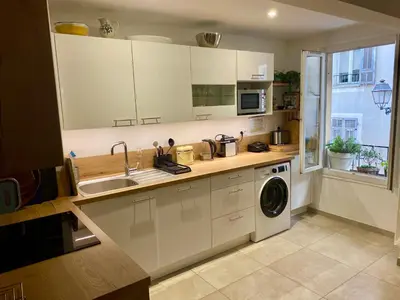 a kitchen with a sink and a washing machine at Au cœur du Vieux Nice, 3 chambres au calme, grand appartement in Nice