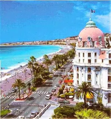 a building on a beach next to the ocean at joli studio proche tram et au calme in Nice