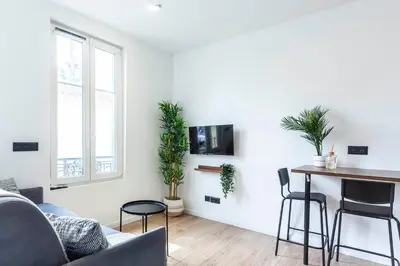 a living room with a couch and a table with plants at Villa Maska - Studios avec Terrasse proche plage et aéroport de Nice in Nice