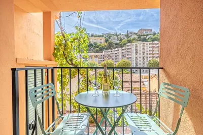 a table and chairs on a balcony with a view at Maison 6-7p, Terrasses, proche Plages, Nice Centre in Nice