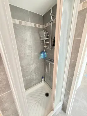 a shower in a bathroom with a shower at Studio Terrasse 3ème étage, climatisation coeur de Nice in Nice