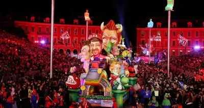 a large crowd of people watching a carnival parade at Nid perché avec aperçu mer Tout à pied ! in Nice