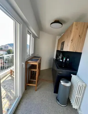 a small kitchen with a sink and a window at Appartement Vue Mer T2 Cosy, Plage à pied 3 mins, Coucher de Soleil, Parc privé in Nice