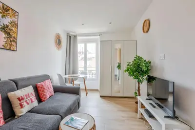 a living room with a couch and a tv at Magnifique studio en plein centre de Nice in Nice