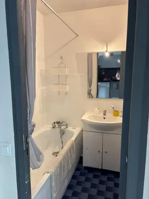 a bathroom with a tub and a sink at Charmant 2 pièce à 2min de la mer in Nice
