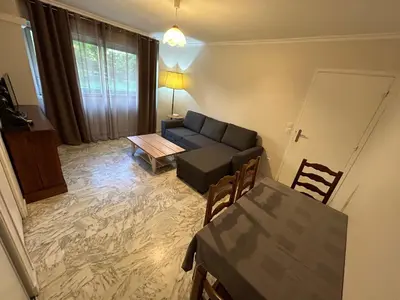 a living room with a couch and a table at Apparemment 2P centre Nice in Nice